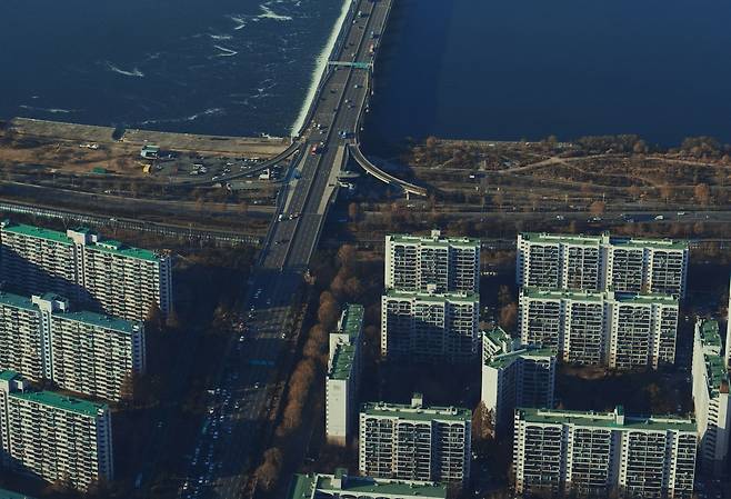 서울 반포 등 초핵심지는 고가 거래가 이어지는 반면 일부 단지에서는 조정 거래가 나타나는 등 같은 권역 내에서도 흐름이 엇갈리고 있다. unsplash