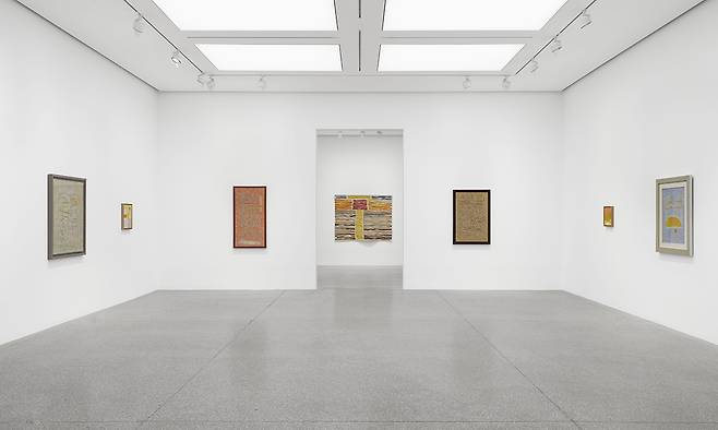 에텔 아드난 & 이성자 2인전 ‘태양을 만나다’ 전시 전경. ⓒADAGP, Paris and DACS, London 2025, ⓒthe artist. Photo ⓒWhite Cube(Jeon Byung Cheol).