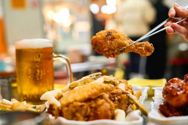 튀김 후 남은 기름은 찌꺼기를 걸러낸 뒤 밀폐 용기에 담아 보관해야 한다. 연기·거품·냄새 등 이상 신호가 나타나면 재사용을 중단하는 것이 안전하다. 게티이미지