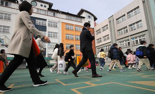 제주시 일도2동 동광초등학교 체육관에서 1학년 학생들이 입학식을 마친 후 교실로 향하고 있다. 뉴시스