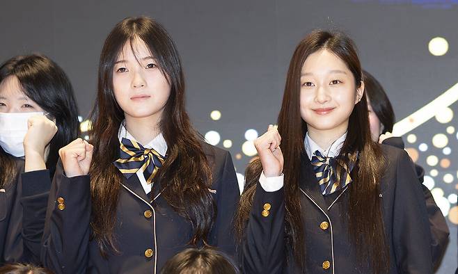 2026 밀라노·코르티나담페초 동계올림픽에 출전한 스노보드 최가온(왼쪽)과 피겨스케이팅 신지아가 3일 서울 서초구 세화여자고등학교 강당에서 열린 특별장학금 수여식에서 장학금을 받고 2학년 6반 친구들과 기념촬영을 하고 있다. 뉴시스
