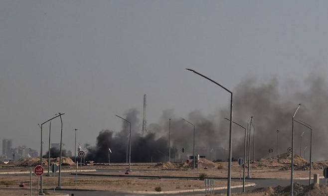 쿠웨이트 시티의 미국 대사관 인근에서 이란의 공습에 따른 것으로 추정되는 검은 연기가 피어오르는 모습. AFP연합뉴스