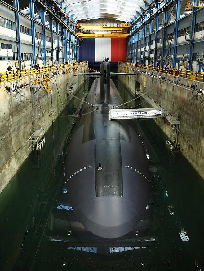 2일(현지시간) 프랑스 북서부 크로종에 위치한 일롱그섬 해군기지에 프랑스 해군의 핵잠수함 ‘르테메레르’가 프랑스 국기로 장식된 독 안에 정박해 있다. 크로종=AFP연합뉴스