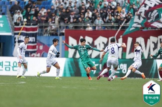 안양FC와 대전하나시티즌 선수들이 2일 대전월드컵경기장에서 열린 2026 프로축구 K리그1 개막전에서 공을 따내기 위해 경합하고 있다. 이날 경기는 안양 수문장 김정훈의 선방 속에 1-1 무승부로 끝났다. 한국프로축구연맹 제공