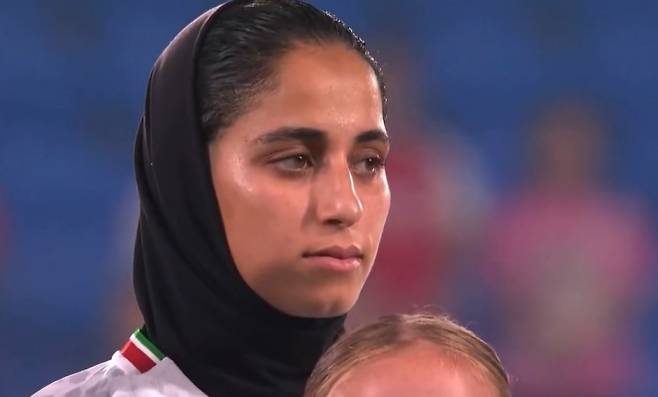 2일(현지시간) 호주 골드코스트 스타디움에서 열린 2026 아시아축구연맹(AFC) 여자 아시안컵 조별리그 A조 1차전에서 대한민국과 맞붙은 이란 대표팀 선수가 경기 시작 전 국가가 연주되자 따라부르지 않고 침묵을 지키고 있다. 자료 : 소셜미디어