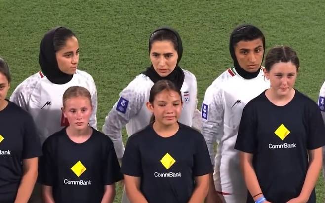 2일(현지시간) 호주 골드코스트 스타디움에서 열린 2026 아시아축구연맹(AFC) 여자 아시안컵 조별리그 A조 1차전에서 대한민국과 맞붙은 이란 대표팀 선수들이 경기 시작 전 국가가 연주되자 따라부르지 않고 침묵을 지키고 있다. 자료 : 소셜미디어