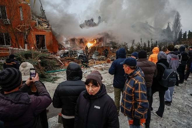 러 침공 오늘로 만 4년…폐허가 된 키이우 - 러시아의 우크라이나 침공이 24일로 4년을 맞는 가운데 22일(현지시간) 러시아 드론·미사일 공습으로 파손된 우크라이나 키이우의 주거용 건물 현장에서 소방관들이 수습 작업을 벌이는 모습을 시민들이 지켜보고 있다. 키이우 로이터 연합뉴스