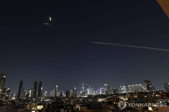 3일 이스라엘 텔아이브 영공에 이란 미사일이 나타난 모습. AFP 연합뉴스