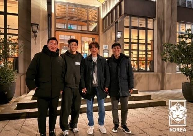 홍명보 한국 축구대표팀 감독(오른쪽 두 번째)이 최근 대표팀 수비진 주축 김민재(왼쪽 두 번째)를 독일에서 직접 만나 컨디션을 체크했다. 사진 제공=대한축구협회