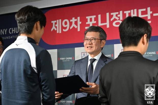 정몽규 대한축구협회 회장(가운데)이 2025년 4월 21일 서울 종로구 축구회관에서 열린 제9차 포니정재단·대한축구협회 장학금 수여식에서 장학생들에게 증서를 전달하고 있다. 사진 제공=대한축구협회