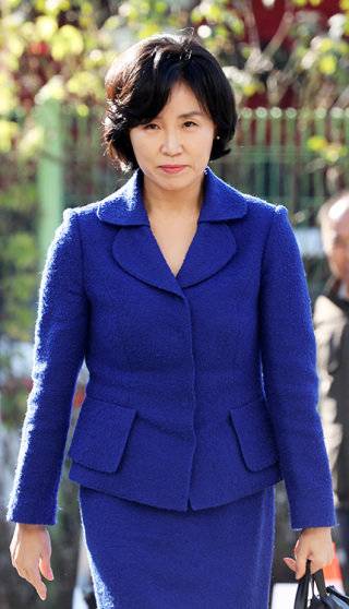 2018년 11월 2일 이재명 당시 경기도지사의 부인 김혜경 씨가 ‘혜경궁 김씨’ 트위터 계정 소유주 논란과 관련해 경기 수원시 경기남부지방경찰청에 피고발인 신분으로 재출석하고 있다. 뉴스1