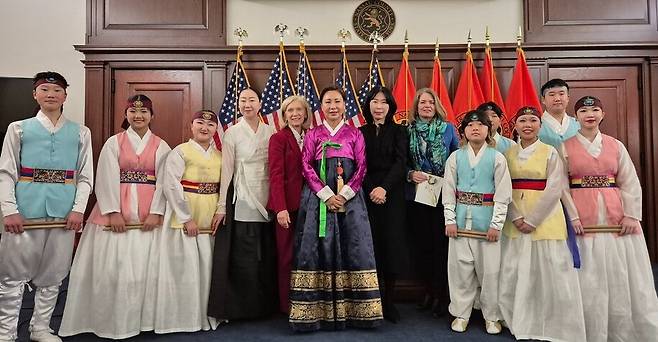 지난 2일(현지시각) 미국 뉴욕주 나소카운티 루즈벨트 행정입법부 건물에서 열린 '3·1운동 기념식 및 제7회 유관순상 시상식'에서 윤은미 천안시 복지정책국장이 김민선 미주한인이민사박물관장 및 론 킴 뉴욕주 하원의원 등과 기념촬영을 하고 있다. ⓒ천안시 제공