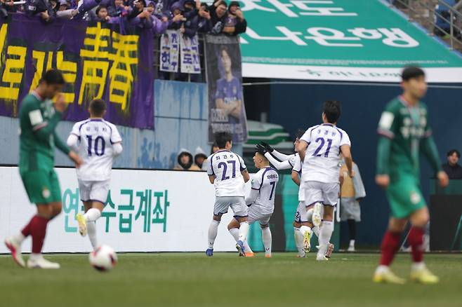 안양 마테우스(7번)가 2일 대전월드컵경기장서 열린 대전하나와 K리그1 개막전에서 동점골을 넣고 2100여명의 원정팬 앞에서 환호하고 있다. 사진제공｜한국프로축구연맹