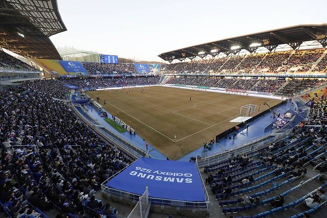 수원 삼성과 서울 이랜드의 K리그2 개막전이 열린 지난달 28일 수원월드컵경기장엔 2만4071명이 입장해 K리그2 역대 단일경기 최다 관중을 기록했다. 사진제공｜한국프로축구연맹