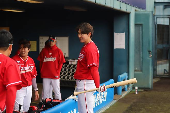SSG 박성한(가운데)이 지난달 25일 일본 미야자키 아이비스타디움서 열린 소프트뱅크와 연습경기를 앞두고 동료들과 대화하고 있다. 사진제공｜SSG 랜더스