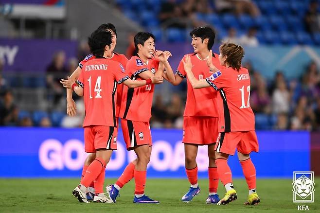 2일(현지시간) 호주 골드코스트 스타디움에서 열린 2026 아시아축구연맹(AFC) 여자 아시안컵 조별리그 1차전 이란과의 경기에서 득점에 성공한 김혜리가 동료들의 축하를 받고 있다. 대한축구협회 제공