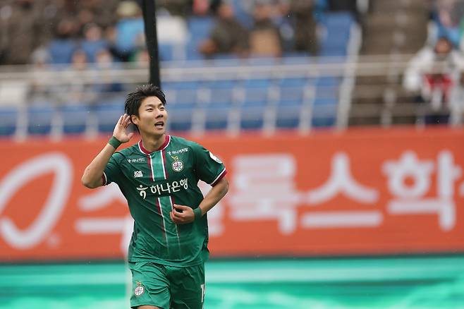 대전 하나시티즌의 서진수가 2일 FC안양과의 K리그1 2026시즌 홈 개막전에서 골을 넣은 뒤 세리머니하고 있다. 프로축구연맹 제공