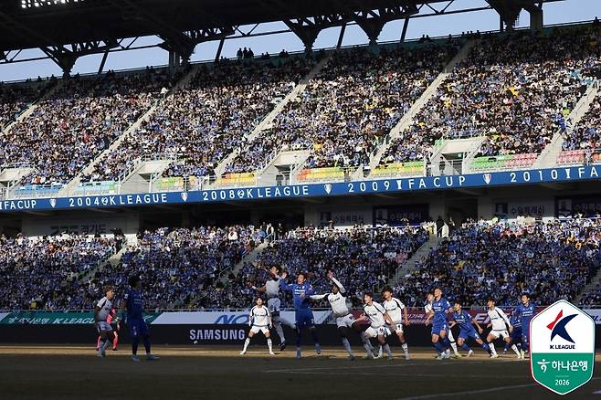 지난 2월28일 열린 수원 삼성-서울 이랜드전에 들어찬 팬들.   프로축구연맹 제공