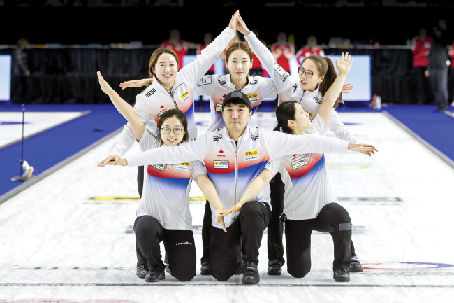 ‘팀킴’이 2022 여자 컬링 세계선수권대회에서 준우승한 뒤 재미있는 포즈로 기념촬영을 하고 있다. 왼쪽 위부터 시계방향으로 김영미, 김초희, 김은정, 김경애, 임명섭 감독, 김선영.  AP연합뉴스