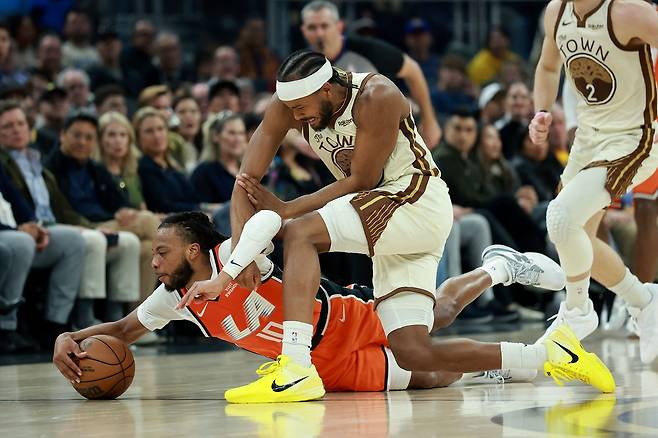 골든스테이트 워리어스의 모제스 무디와 LA 클리퍼스의 다리우스 갈랜드(왼쪽)가 3일 미국 캘리포니아주 샌프란시스코 체이스 센터에서 열린 2025~2026 미국프로농구 정규리그 경기에서 공을 다투고 있다.  샌프란시스코 | AFP연합뉴스