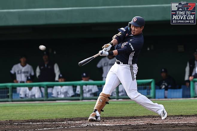 두산 홍성호가 2월25일 일본 미야자키 산마린 스타디움에서 열린 세이부와의 구춘대회 경기에서 안타를 치고 있다. 두산베어스 제공