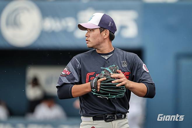 ▲ 김진욱은 22일 세이부전에서 최고 149km의 강속구는 물론 안정적인 커맨드를 보여주며 기대를 부풀렸다 ⓒ롯데자이언츠