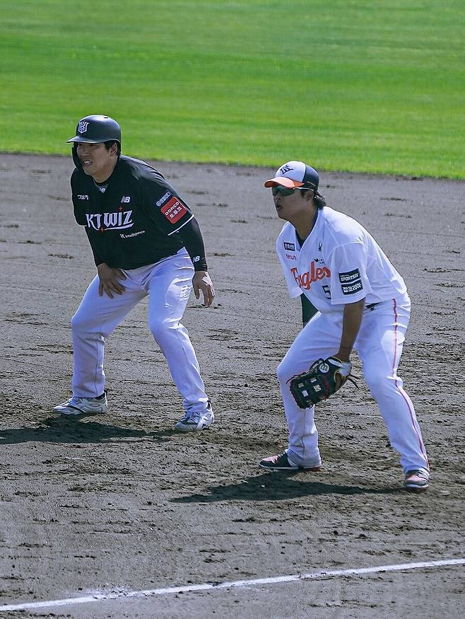 ▲ 한화 유니폼을 입은 강백호와 KT에서 새 출발하는 김현수의 모습이 담겼다. ⓒ한화 이글스 SNS