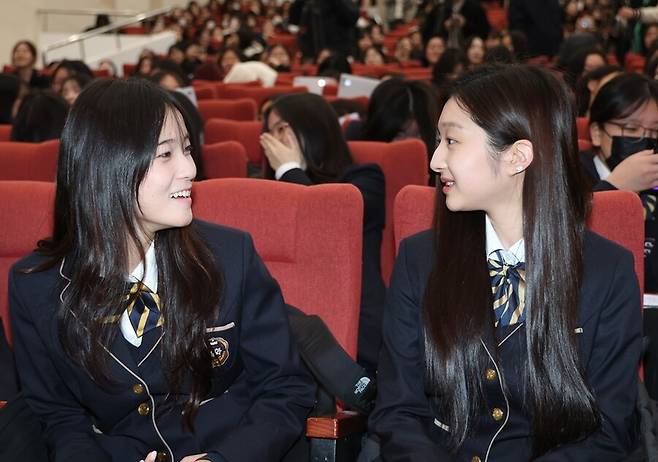▲ 2026 밀라노-코르티나담페초 동계올림픽에 출전한 스노보드 최가온(왼쪽)과 피겨스케이팅 신지아가 3일 재학 중인 서초구 세화여자고등학교에서 열린 고3 시업식에 참석, 대화를 나누며 미소짓고 있다. ⓒ연합뉴스