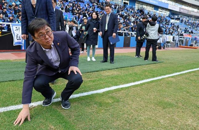 최휘영 장관이 인천축구전용경기장의 잔디 상태를 살펴보고 있다. /사진=문체부