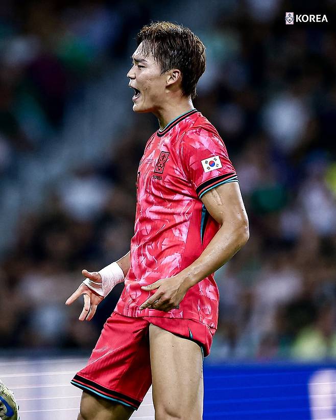 슈투트가르트 이적 무산 이후 축구 국가대표팀 경기에서 골을 넣은 뒤 '무릎 세리머니'를 선보인 오현규. /사진=대한축구협회 제공