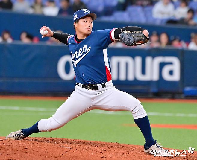 3일 오후 일본 오사카 교세라돔에서 열린 한국과 오릭스 버팔로스의 평가전 경기, 8회말 2사 1루 상황에서 이시이가 공을 힘차게 던지고 있다. 오사카, 김한준 기자