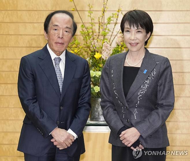 오에다 가즈오 일본은행 총재와 다카이치 사나에 일본 총리. [교도=연합뉴스]