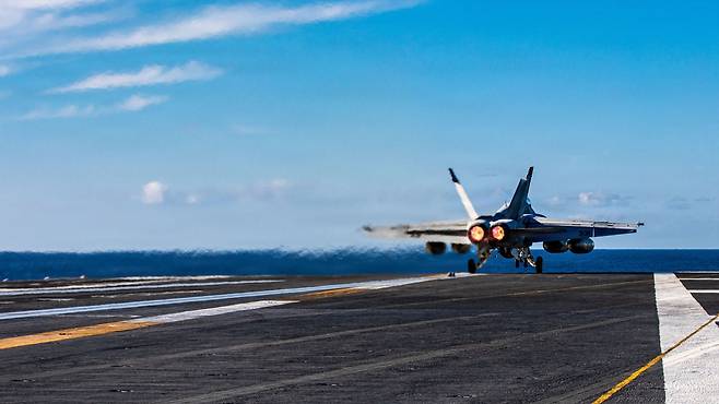 미 항공모함에서 출격하는 함재기 [미 중부사령부 제공]