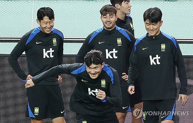 김민재 훈련 지켜보는 손흥민 (서울=연합뉴스) 김성민 기자 = 대한민국 축구 국가대표팀 손흥민이 9일 서울월드컵경기장에서 공식 훈련을 하는 김민재를 지켜보고 있다. 2025.10.9 ksm7976@yna.co.kr