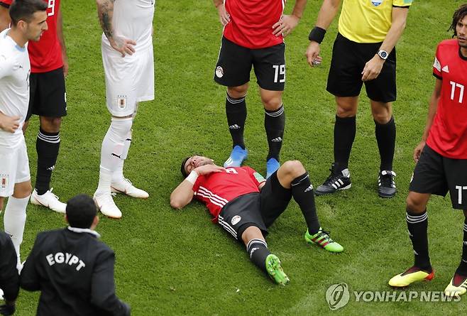 경기 도중 부상으로 그라운드에 쓰러진 선수 [EPA=연합뉴스 자료사진]