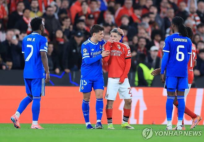 비니시우스 주니오르를 향해 입을 가리고 말을 하는 잔루카 프레스티아니 [AFP=연합뉴스 자료사진]