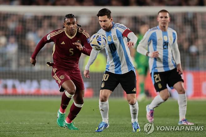 볼을 다투는 아르헨티나 축구대표팀의 리오넬 메시 [EPA=연합뉴스 자료사진]