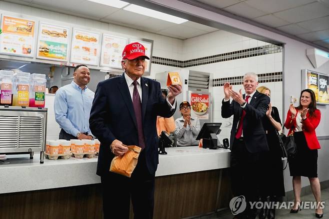 햄버거 전문점 찾은 트럼프 대통령 트럼프 대통령이 지난달 28일(현지시간) 텍사스주 코퍼스 크리스티에 있는 한 햄버거 체인점을 방문한 모습. 트럼프 대통령은 이날 텍사스주 방문에 앞서 대이란 군사작전을 승인했다. [로이터=연합뉴스 자료사진. 재판매 및 DB 금지]