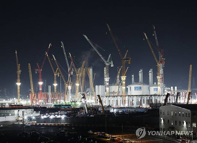 건설 중인 삼성전자 평택캠퍼스 P5 (평택=연합뉴스) 서명곤 기자 = 지난달 24일 저녁 경기도 평택시 삼성전자 평택캠퍼스 5공장(P5) 건설 현장에 설치된 조명이 밤하늘을 밝히고 있다.  2026.3.2 seephoto@yna.co.kr