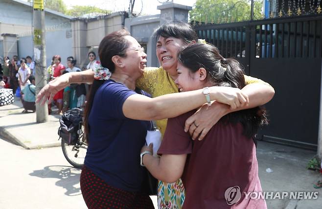 미얀마 정치범 7천여명 석방 지난 2일(현지시간) 미얀마 최대 도시 양곤의 인세인 교도소에서 석방된 정치범 출신 여성(가운데)이 가족·친지들과 얼싸안고 있다.
[EPA 연합뉴스 자료사진. 재판매 및 DB 금지]