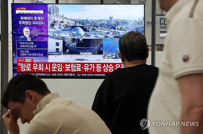 미국과 이스라엘의 이란 공격, TV 시청하는 외국인들 (영종도=연합뉴스) 김주형 기자 = 미국과 이스라엘의 공격으로 중동 지역 긴장이 급격히 고조되며 두바이행 노선 등이 결항한 가운데 1일 인천공항에서 외국인들이 관련 뉴스를 바라보고 있다. 2026.3.1 kjhpress@yna.co.kr