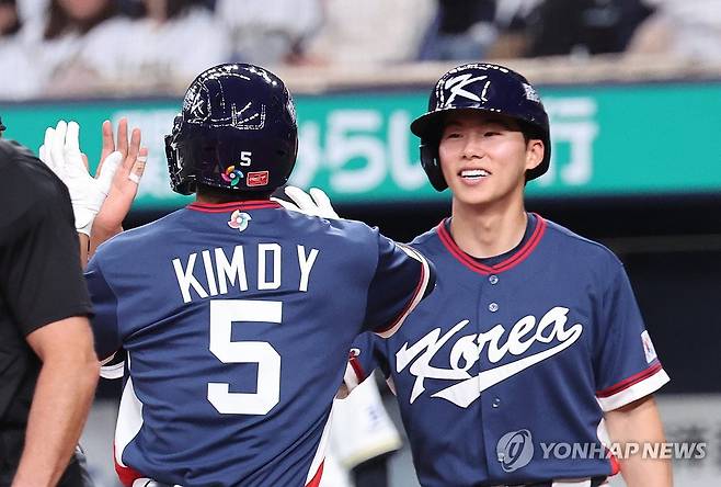 '쓰리런포' 김도영, 김혜성과 자축 (오사카=연합뉴스) 임화영 기자 = 3일 일본 오사카 교세라돔에서 열린 월드베이스볼클래식(WBC) 평가전 한국 대표팀과 일본 프로야구 오릭스 버팔로스와의 경기.
    2회초 2사 1, 3루 한국 김도영이 3점 홈런을 친 뒤 김혜성과 기쁨을 나누고 있다. 2026.3.3 hwayoung7@yna.co.kr