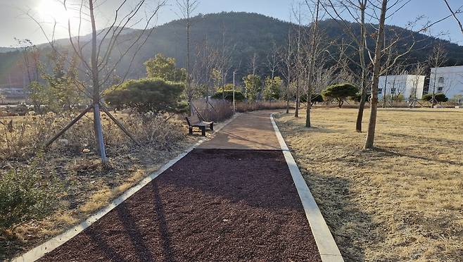 통영 도산면에 조성된 맨발 걷기 길 [경남 통영시 제공. 재판매 및 DB 금지]