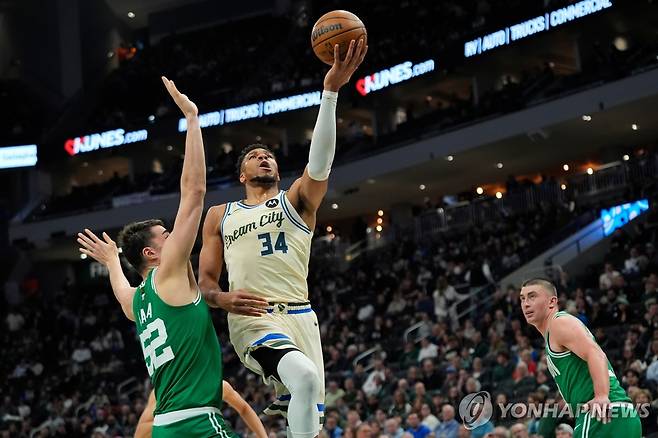 보스턴과의 경기에 출전한 아데토쿤보(34번) [AP=연합뉴스]