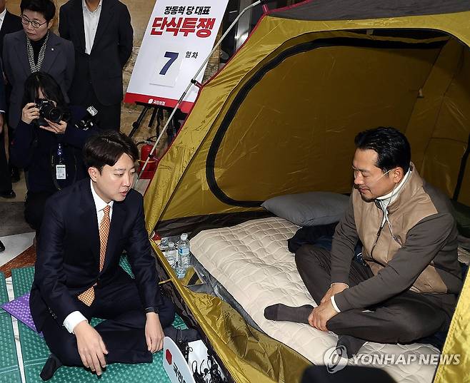대화하는 장동혁-이준석 (서울=연합뉴스) 배재만 기자 = 통일교·공천헌금 '쌍특검' 수용을 요구하며 단식 7일 차를 맞은 국민의힘 장동혁 대표가 21일 국회 로텐더홀 단식 농성장을 찾은 개혁신당 이준석 대표와 대화하고 있다. 2026.1.21 [공동취재] scoop@yna.co.kr