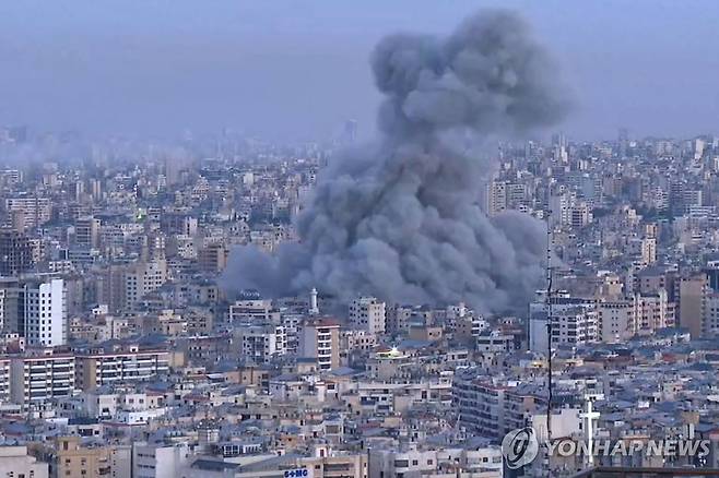 이스라엘 공습 후 연기가 피어오르는 베이루트 외곽  [AFP=연합뉴스]