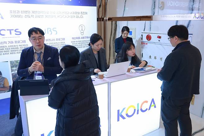 "코이카 통해 해외 ODA 시장 진출하세요" (서울=연합뉴스) 한국국제협력단(코이카)이 3일 서울 영등포구 중소기업중앙회 KBIZ홀에서 개최한 '2026 개발협력 참여전략 설명회'에서 마련한 1대1 심층 컨설팅 부스에서 기업 관계자가 조달 상담을 받고 있다. 2026.3.3 [코이카 제공. 재판매 및 DB 금지]
