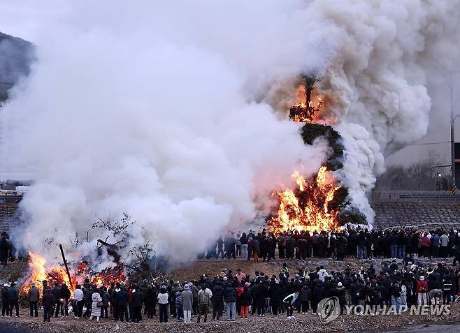 '올해는 만사형통하기를' (청도=연합뉴스) 김현태 기자 = 정월대보름인 3일 오후 경북 청도군 청도천 둔치에서 열린 달집태우기 행사에서 시민들이 타오르는 불길을 바라보며 저마다의 소원을 빌고 있다. 달집태우기는 달집에 각자의 한 해 액막이와 소원성취 문구를 붙인 뒤 불을 질러 액운을 떨치고 가족과 이웃의 안녕과 화합을 비는 행사다. 2026.3.3 mtkht@yna.co.kr