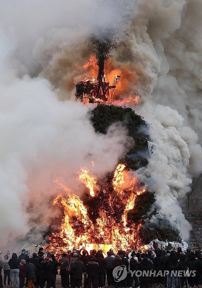 '좋은 일만 가득하기를' (청도=연합뉴스) 김현태 기자 = 정월대보름인 3일 오후 경북 청도군 청도천 둔치에서 열린 달집태우기 행사에서 시민들이 타오르는 불길을 바라보며 저마다의 소원을 빌고 있다. 달집태우기는 달집에 각자의 한 해 액막이와 소원성취 문구를 붙인 뒤 불을 질러 액운을 떨치고 가족과 이웃의 안녕과 화합을 비는 행사다. 2026.3.3 mtkht@yna.co.kr