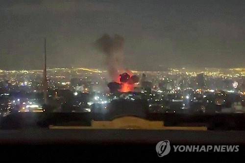 이란 테헤란 IRIB 방송 주변에서 발생한 폭발 [AFP 연합뉴스 자료사진. 재판매 및 DB금지]